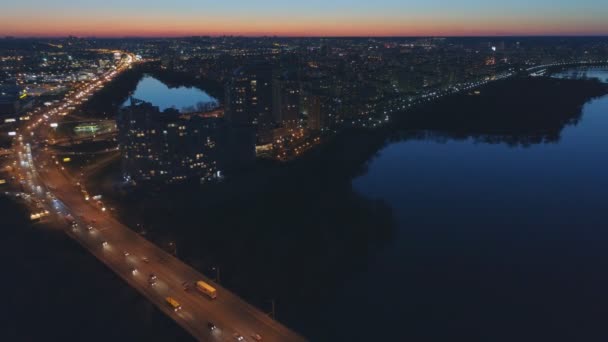 Éjszakai légifelvételek Moszkva híd Dnyeper folyón. Kyiv, Ukrajna — Stock videók
