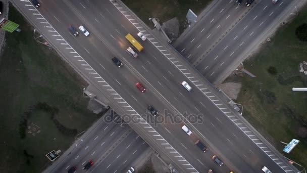 Un cruce de caminos. Vista aérea . — Vídeo de stock