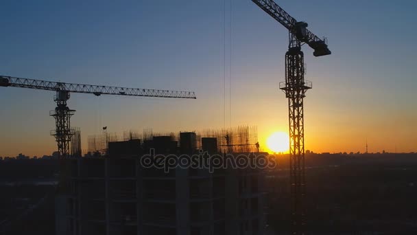 Bouwplaats bij zonsondergang. Luchtfoto — Stockvideo