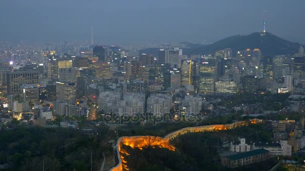 A paisagem urbana nocturna de Seul. Vista da montanha Inwang — Vídeo de Stock