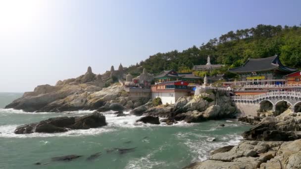 Templo de Haedong Yonggungsa y mar de Haeundae en Busan, Corea del Sur — Vídeos de Stock