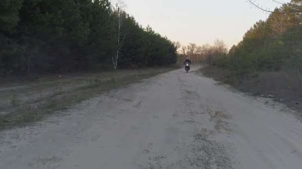 Enduro Motocross Rider en carretera rural — Vídeos de Stock