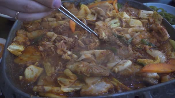 Placa de comida coreana en restaurante tradicional coreano — Vídeos de Stock