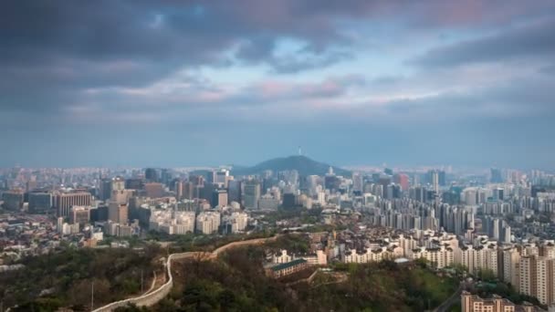 Paisaje urbano de Seúl con luces del atardecer. Corea del Sur. Caducidad . — Vídeo de stock