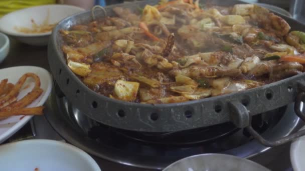 Koreanische Speiseteller in traditionellem koreanischen Restaurant — Stockvideo