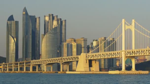 Blick auf die Gwangan-Brücke in Busan City, Südkorea bei Sonnenuntergang — Stockvideo