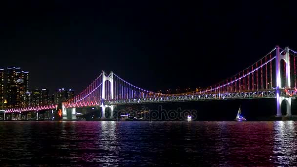Busan, Südkorea. Gwangan-Brücke bei Nacht — Stockvideo