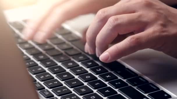 Femme travaillant à son ordinateur portable 