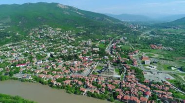 Mtsheta, Gürcistan'ın havadan görünümü. Svetitskhoveli Katedrali, eski şehir ve Mtkvari Nehri
