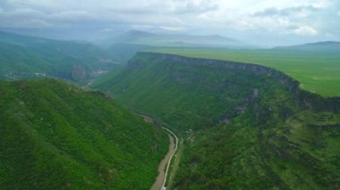 Hava dron güzel yeşil Kanyon vurdu ve Ermenistan'da Plato. 4k