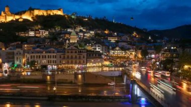 Zaman atlamalı gece Tiflis, Gürcistan. Eski şehir merkezinde trafik