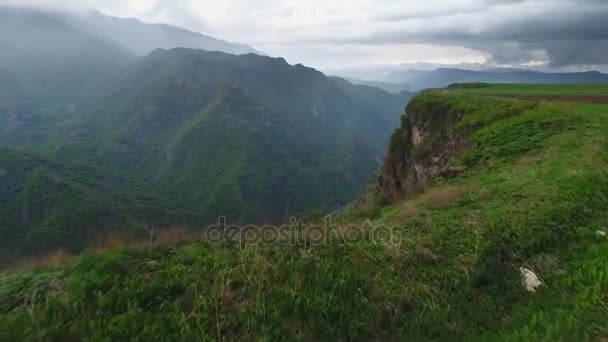 Luftaufnahme der armenischen Natur. Flug über wunderschöne Hochebenen und Berge in Armenien — Stockvideo