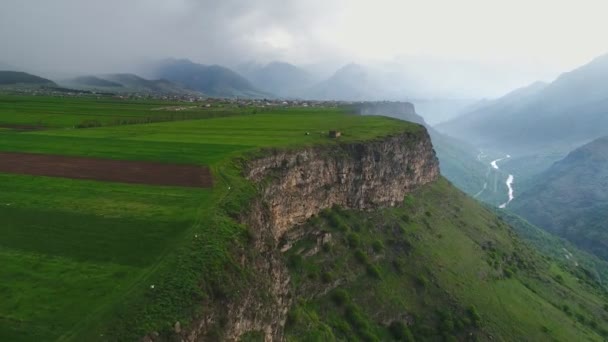 Вид с воздуха на армянскую природу. Летающие над красивым плато и маршрутами в Армении — стоковое видео