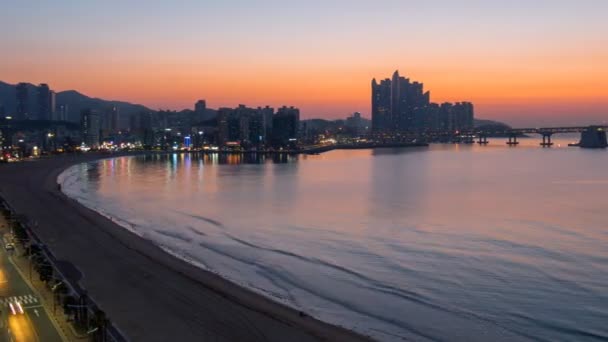 Vista do nascer do sol de Busan, Coreia do Sul. Ponte de Gwangan e centro da cidade — Vídeo de Stock