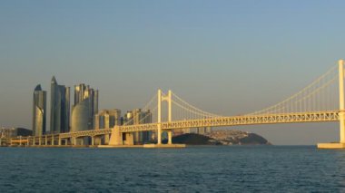 Gwangan köprü Busan City, Güney Kore için günbatımı ışıklar görüntüleyin