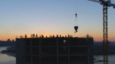 Şantiye Vinçler ve gün batımında görevliyle hava atış