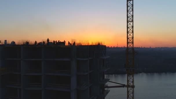 Edificio en construcción con trabajadores — Vídeos de Stock