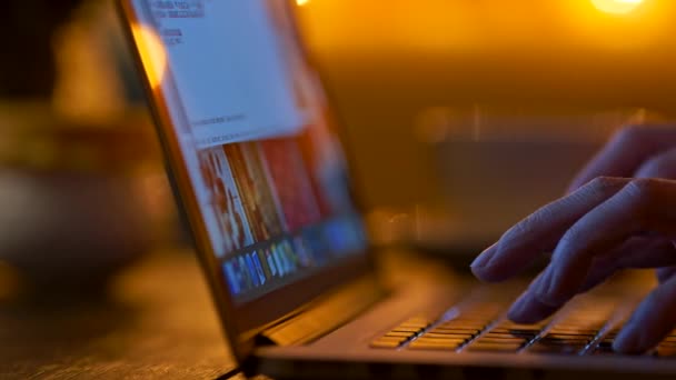 Kvinnliga fingrar som skriver på hennes laptop. Mörkrummet på natten. Glidbild, Uhd — Stockvideo