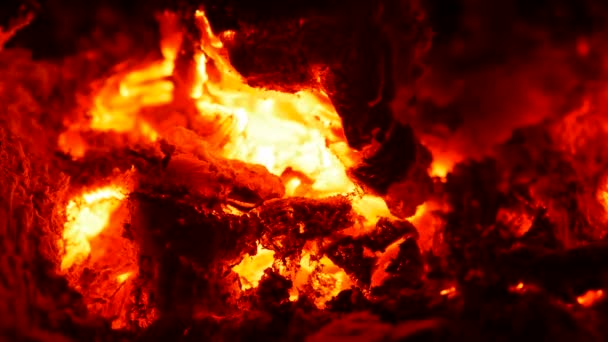 Braises chaudes rouges qui brûlent dans la chaleur du feu de joie. UHD 