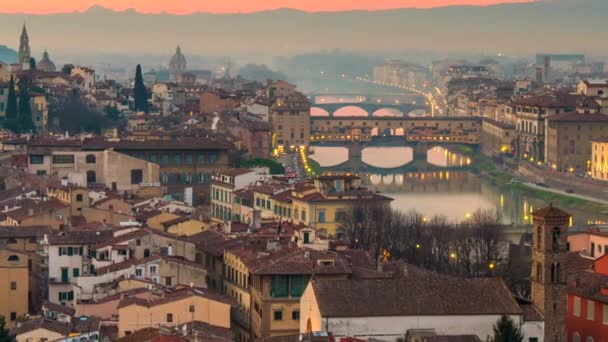 Naplemente kilátás Firenze, Olaszország. Az este vége Florence óvárosa, városi fényekkel. Nagyítás ki lövés, 4k Uhd — Stock videók