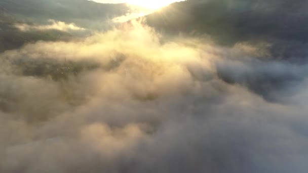 Voando através de belas paisagens ensolaradas nas montanhas ao nascer do sol. Vista aérea de topos de montanha acima — Vídeo de Stock