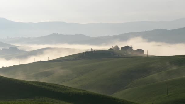 Foto panorámica de las colinas de niebla verde de la Toscana clásica, Italia por la mañana. UHD — Vídeos de Stock