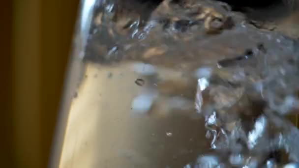 Caldeira a ferver. Bolhas de água que circulam em chaleira. Lento movimento close-up tiro — Vídeo de Stock