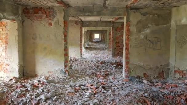 Edificio abandonado sin terminar. Caminando por el pasillo de la casa destruida. UHD, 4K — Vídeo de stock