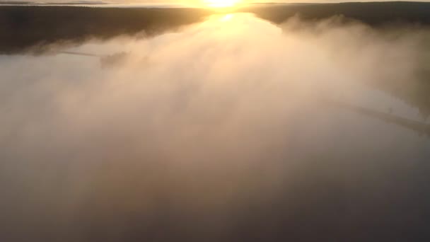 Vliegen door de wolken bij zonsondergang. Luchtzicht — Stockvideo