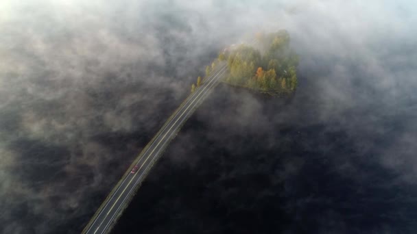 Latanie nad autostradą z samochodami i mglistym jeziorem w Finlandii, w pobliżu Rovaniemi — Wideo stockowe