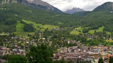 İtalya, Cortina Dampezzo 'daki evlerin panoramik görüntüleri. Dolomites, Güney Alpleri' nde bir kasaba. Kasabanın çevresi yemyeşil ormanlarla çevrili. Uhd