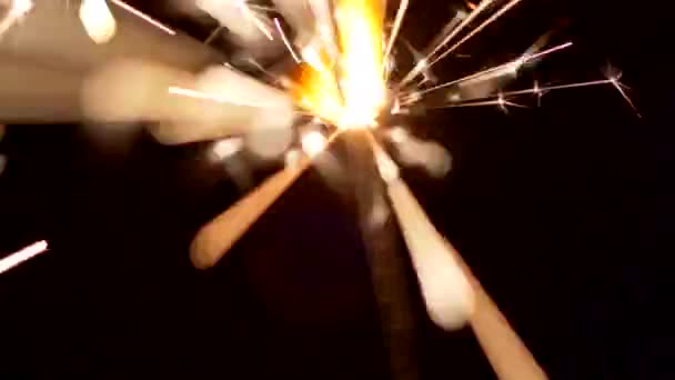 Sparkler stick queimando com faíscas de queda de fogo em todos os lugares na escuridão durante a noite — Vídeo de Stock