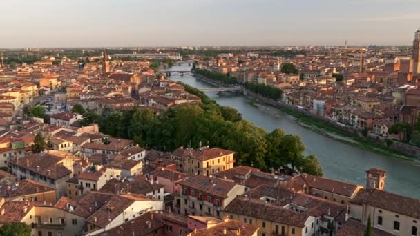 Vue panoramique de Vérone, Italie au coucher du soleil. Vieille ville et rivière Adige. 4K — Video