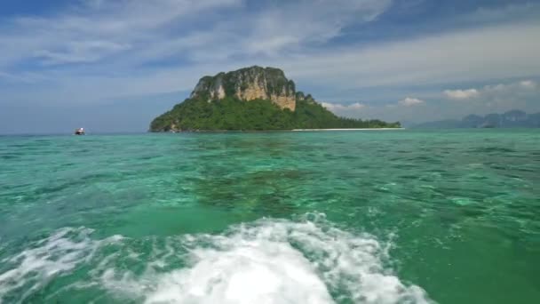 Navegando no mar de Adamant em um barco pela província de Crabi, Tailândia. Água transparente turquesa com salpicos brancos. Dia de verão no destino turístico tropical. UHD — Vídeo de Stock