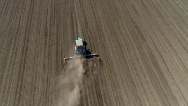 Tiro aéreo de trator preparando terra com cultivador de mudas. UHD, 4K — Vídeo de Stock