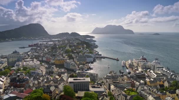 Alesund, Norveç. Şehirde Art Nouveau tarzında birçok bina vardır. Arka planda fiyortlar ve dağlar. Bulutlu gökyüzü. Çekim, 4K — Stok video