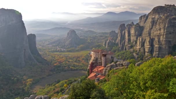 Ανατολικά Ορθόδοξα Μοναστήρια Χριστιανισμού στα Μετέωρα σχηματίζονται βράχοι στην πεδιάδα της Θεσσαλίας. Τα βουνά της Πίνδου είναι στο παρασκήνιο. Πυροβολισμός, 4k. — Αρχείο Βίντεο
