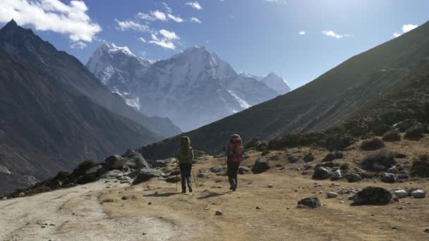 Trekkers caminando en el camino al campamento base del Everest, Nepal. Montañas del Himalaya. UHD, 4K — Vídeo de stock