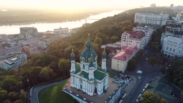 Fliegen über und um die Kirche St. Andrä in Kyiv, Ukraine bei Sonnenaufgang. Die Kirche gehört heute zum orthodoxen ökumenischen Patriarchat von Konstantinopel. Bezirk Podil und Dnjepr liegen in der — Stockvideo