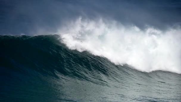 Poderosa ola oceánica rodando lentamente y estrellándose contra la costa, produciendo muchos salpicaduras con espuma blanca. Disparo en cámara lenta — Vídeo de stock