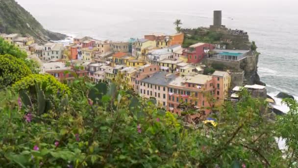 Casas coloridas en la roca en la costa mediterránea en Vernazza, Cinque Terre, Italia. La ciudad es parte de la Riviera Italiana. Grúa disparada, 4K — Vídeo de stock