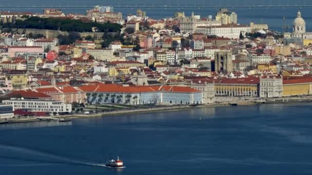 Trajekt plovoucí po hladině říčních vod Tagusu. Pohled na staré město Lisabon, Portugalsko — Stock video