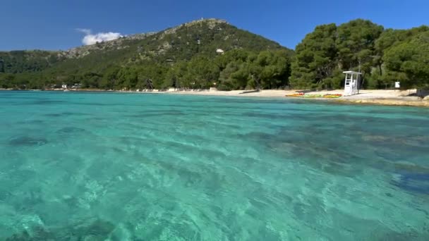 Hermosa playa con agua turquesa en Mallorca, España. Playa clásica de las Islas Baleares — Vídeos de Stock