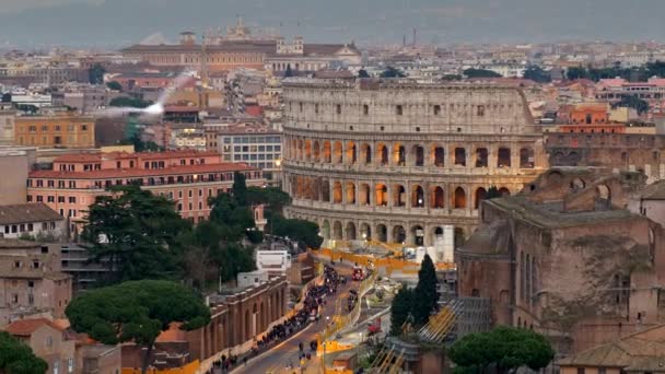 İtalya, Roma 'daki Terrazza delle Quadrighe' den çekilen Colosseum manzarası. — Stok video