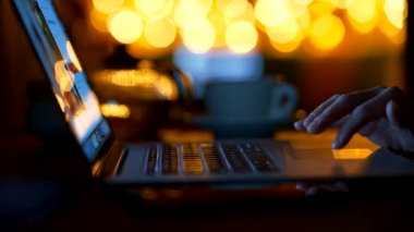 Kadın, dizüstü bilgisayarındaki elektronik eşya galerisinde Noel ve yeni yıl kutlamaları için bir şeyler satın alıyor. Uhd