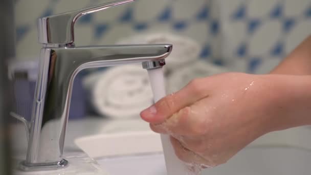 Adolescent se lavant les mains avec robinet d'eau dans la salle de bain. Concept de soins corporels, ralenti — Video