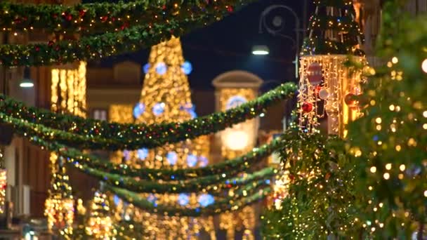 Kerstboom met decoratie licht en Kerstmis straatverlichting in de stad tijdens Kerstmis en Nieuwjaar Vakantie. Vervaagde achtergrond. Uhd, 4k — Stockvideo