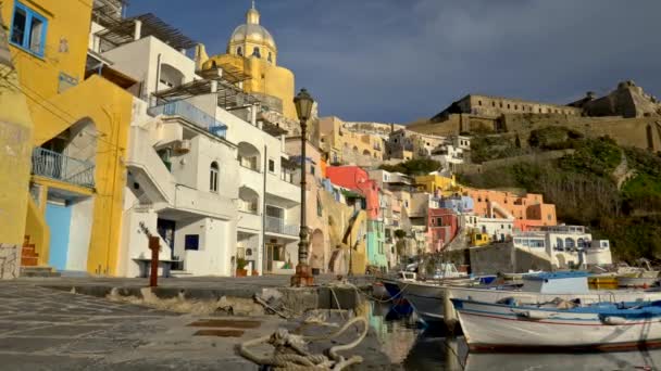 Caminando por el muelle colorido pueblo de pescadores italianos cerca de Nápoles. Italia, Nápoles. Gimbal tiro, 4K — Vídeos de Stock