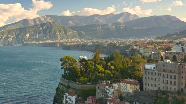 Panning lövés Sorrento, Olaszország, Nápoly tartományban a napsütéses napon. Gyönyörű reggeli fény a hegyekből. — Stock videók