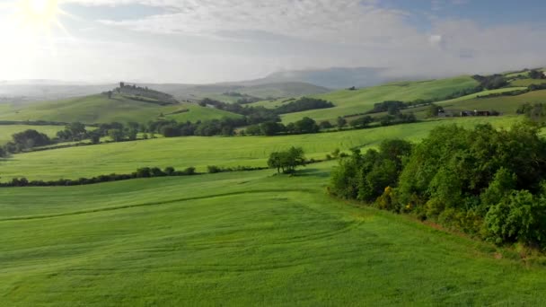 Flygfoto över vårgröna Toscana kullar. Vackert morgonlandskap i Toscana, Italien — Stockvideo